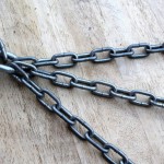 С другой стороны соедините цепи при помощи одного крепления. Два конца небольшой цепи, предназначенной для присоединения карабина, закрепите там же