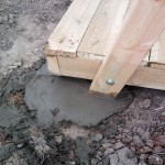 Опоры заливаются бетонным раствором