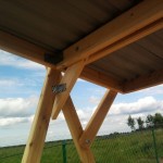 Металлическими уголками фиксируются все стыки