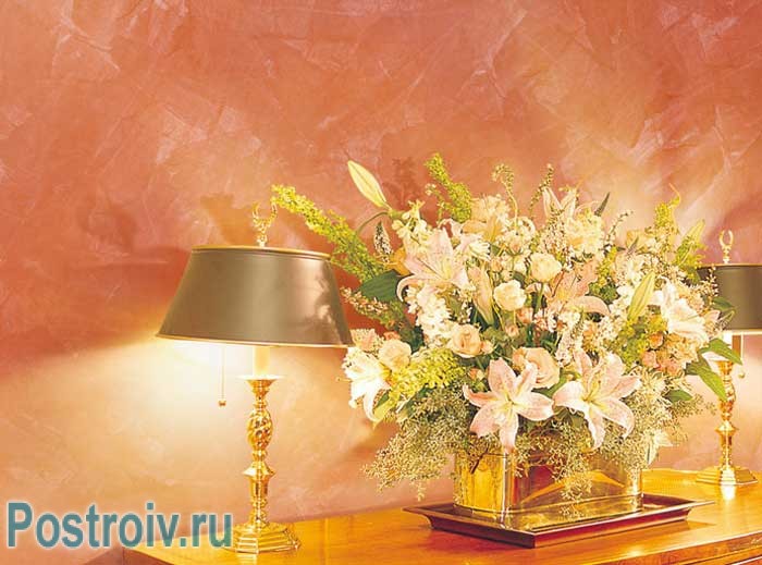 Стены отделанные декоративной штукатуркой розовый оттенок