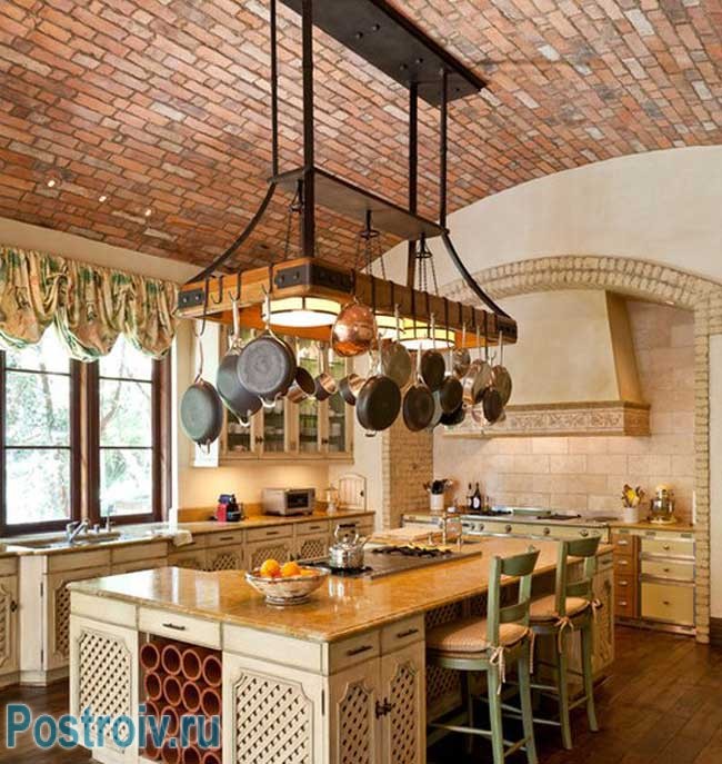 Сводчатый потолок на кухне, отделанный декоративным кирпичом. Фото Сводчатый потолок на кухне, отделанный декоративным кирпичом. Фото