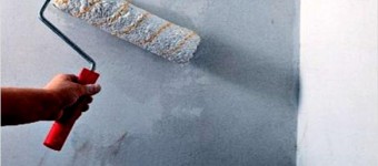 Нужно ли грунтовать стены под обои?