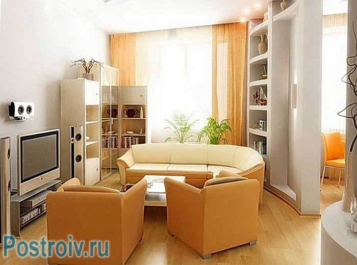 Расстановка мебель в зале в центре. Бежевый цвет преобладает