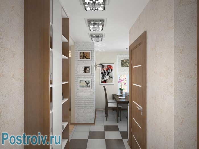 Несколько небольших люстр в маленьком коридоре хрущевки
